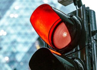 Коли можна проїхати на червоне світло світлофора: головні винятки із правил