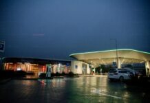В Україні з’явився перший АЗК COR-Energy, який здатен працювати автономно та заряджати електроавтомобілі лише завдяки енергії сонця