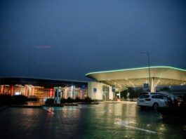 В Україні з’явився перший АЗК COR-Energy, який здатен працювати автономно та заряджати електроавтомобілі лише завдяки енергії сонця