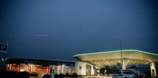 В Україні з’явився перший АЗК COR-Energy, який здатен працювати автономно та заряджати електроавтомобілі лише завдяки енергії сонця