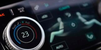 Чому не варто ставити смартфон у центр панелі приладів з клімат-контролем