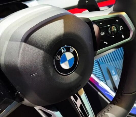 Електрокросовер BMW iX3 отримав новий логотип бренду