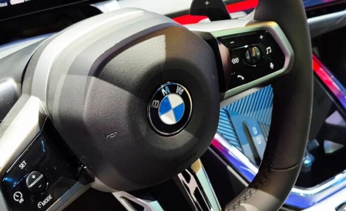 Електрокросовер BMW iX3 отримав новий логотип бренду