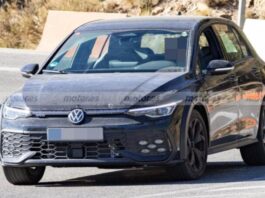 Volkswagen Golf помічений на тестах без камуфляжу