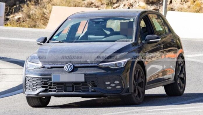 Volkswagen Golf помічений на тестах без камуфляжу