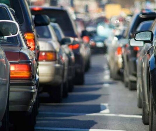 Чи безпечно користуватися телефоном під час затору