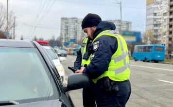 Коли водій зобов’язаний показувати документи поліцейському