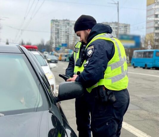 Коли водій зобов’язаний показувати документи поліцейському