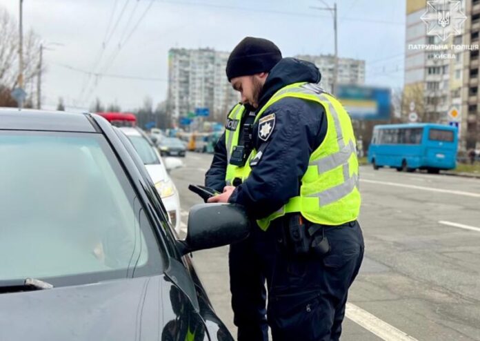 Коли водій зобов’язаний показувати документи поліцейському