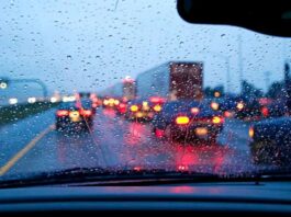 Правила водіння у сильний дощ, які не розповідають інструктори