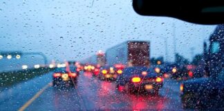 Правила водіння у сильний дощ, які не розповідають інструктори