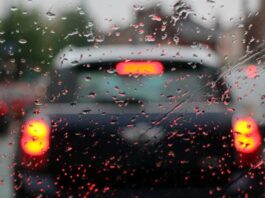 Чому авто відмовляється заводитися під час дощу: 7 головних причин