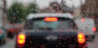 Чому авто відмовляється заводитися під час дощу: 7 головних причин