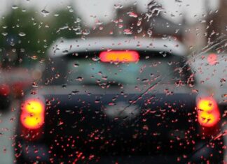 Чому авто відмовляється заводитися під час дощу: 7 головних причин