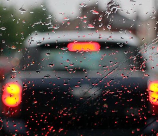 Чому авто відмовляється заводитися під час дощу: 7 головних причин