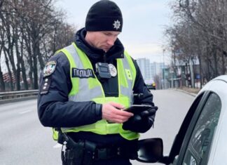 Чи зобов’язаний поліцейський показувати відео порушення на місці зупинки