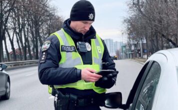 Чи зобов’язаний поліцейський показувати відео порушення на місці зупинки