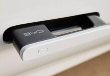 Tesla та інші виробники отримали вимоги до аварійних дверних ручок