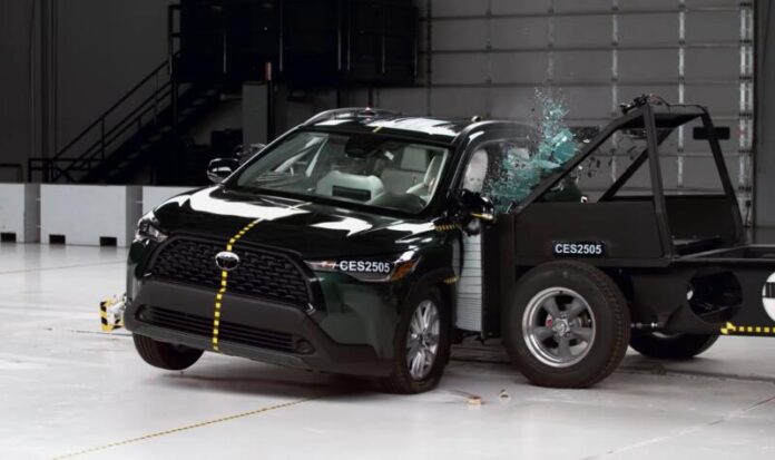 Оновлена Toyota Corolla Cross 2026 пройшла краш-тести IIHS