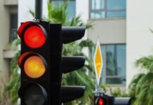 Дослідники хочуть додати четвертий колір світлофора для безпілотних автомобілів