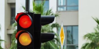 Дослідники хочуть додати четвертий колір світлофора для безпілотних автомобілів
