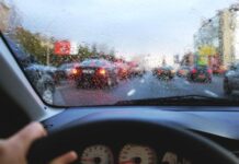 Як позбутися запотівання скла восени: лайфхак із котячим наповнювачем