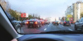 Як позбутися запотівання скла восени: лайфхак із котячим наповнювачем