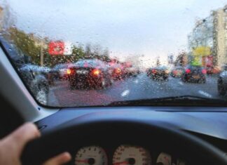 Як позбутися запотівання скла восени: лайфхак із котячим наповнювачем