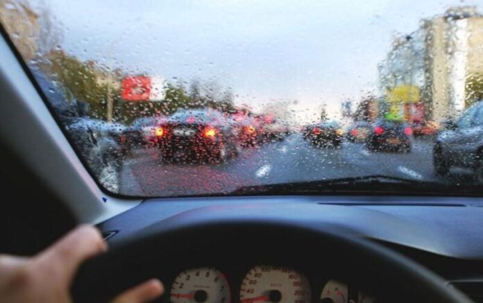 Як позбутися запотівання скла восени: лайфхак із котячим наповнювачем