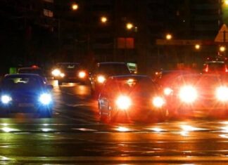 Названо 7 правил водіння вночі, які врятують від аварії та штрафу