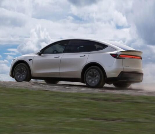 Tesla представила світло-сірий інтер’єр для Model Y L 2026