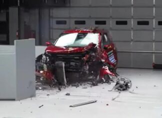 Кросовер Mitsubishi Outlander 2025 показав слабкий результат у тесті від IIHS