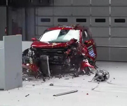 Кросовер Mitsubishi Outlander 2025 показав слабкий результат у тесті від IIHS Кросовер Mitsubishi Outlander 2025 показав слабкий результат у тесті від IIHS