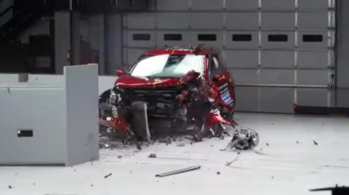 Кросовер Mitsubishi Outlander 2025 показав слабкий результат у тесті від IIHS