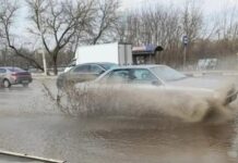Як безпечно проїжджати калюжі після сильного дощу