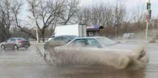 Як безпечно проїжджати калюжі після сильного дощу