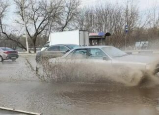 Як безпечно проїжджати калюжі після сильного дощу