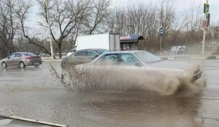 Як безпечно проїжджати калюжі після сильного дощу