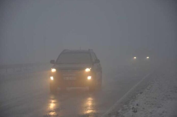 Чому дальнє світло у тумані небезпечне та як правильно освітлювати дорогу