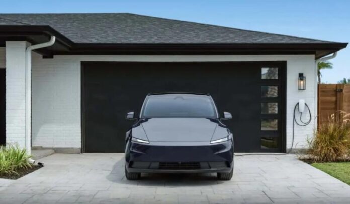 Tesla пояснила, чому у Model Y Standard закритий скляний дах