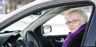У поліції точно визначили до якого віку можна сідати за кермо автомобіля