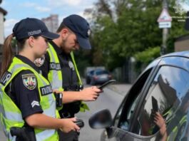 Чому штраф за неувімкнену аварійку під час зупинки є незаконним