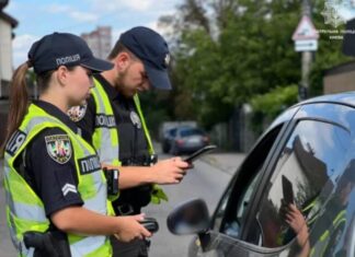 Чому штраф за неувімкнену аварійку під час зупинки є незаконним