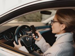 Користування телефоном за кермом в Україні: що дозволено і які штрафи Користування телефоном за кермом в Україні: що дозволено і які штрафи