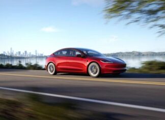 Базові Tesla Model 3 і Y більше не мають FM/AM-радіо