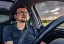Використання окулярів або лінз під час керування: що потрібно знати