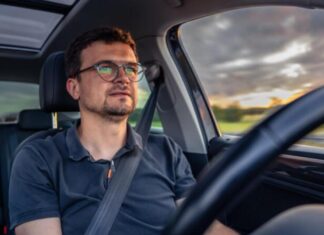 Використання окулярів або лінз під час керування: що потрібно знати
