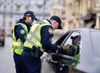 Коли водій має право не показувати документи поліцейському
