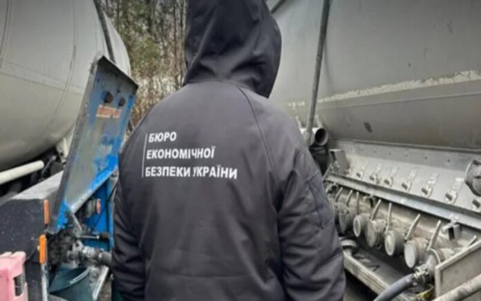 В Україні викрили підпільну АЗС із тисячами літрів нелегального пального