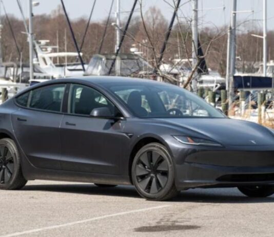 Tesla почала продавати комплект для повернення класичних поворотників у Model 3